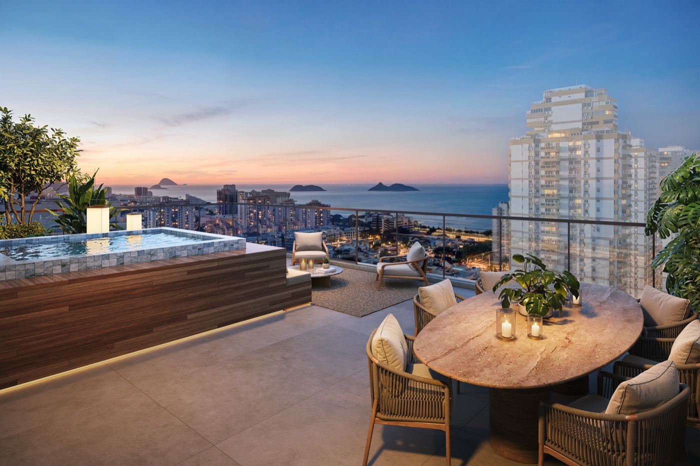 Terraço da cobertura com piscina, mesa de jantar e vista do mar ao entardecer